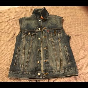 Levi men’s vest... or woman